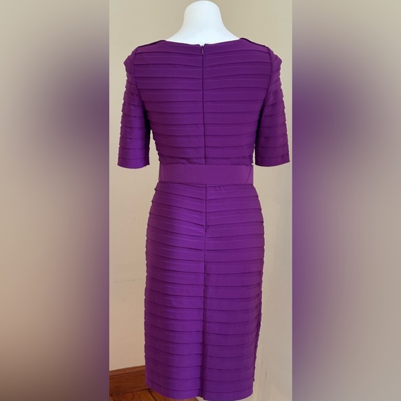 ADRIANNA PAPELL Short Sleeve, Form Flattering Purple Pleated Dress. V Neck Sz 6. - Picture 4 of 15
